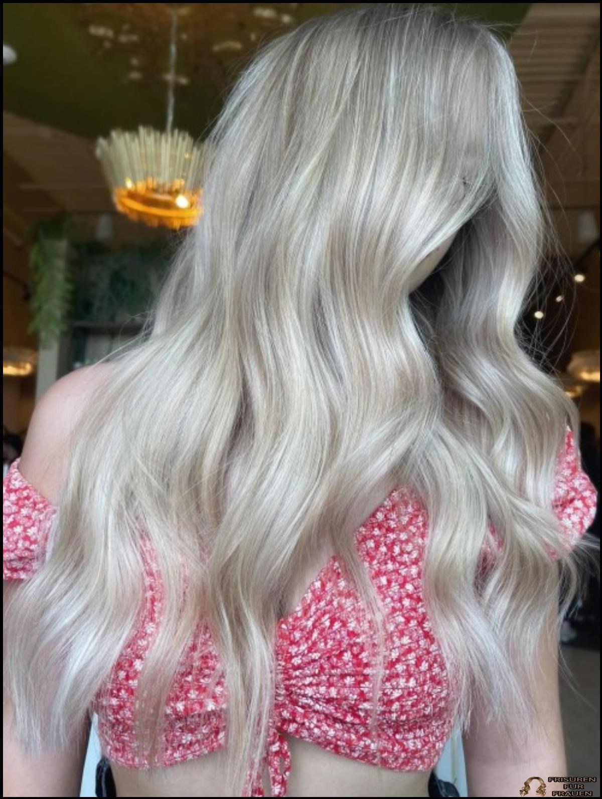 Kühl getöntes langes blondes Haar