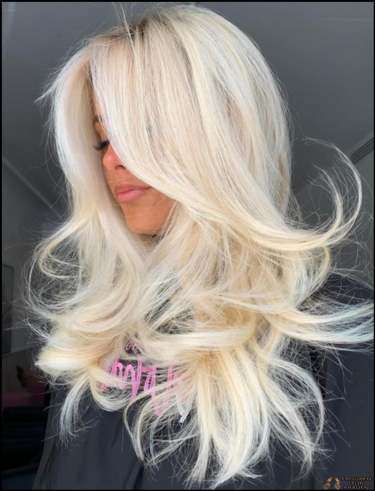Voluminöser Style für langes blondes Haar