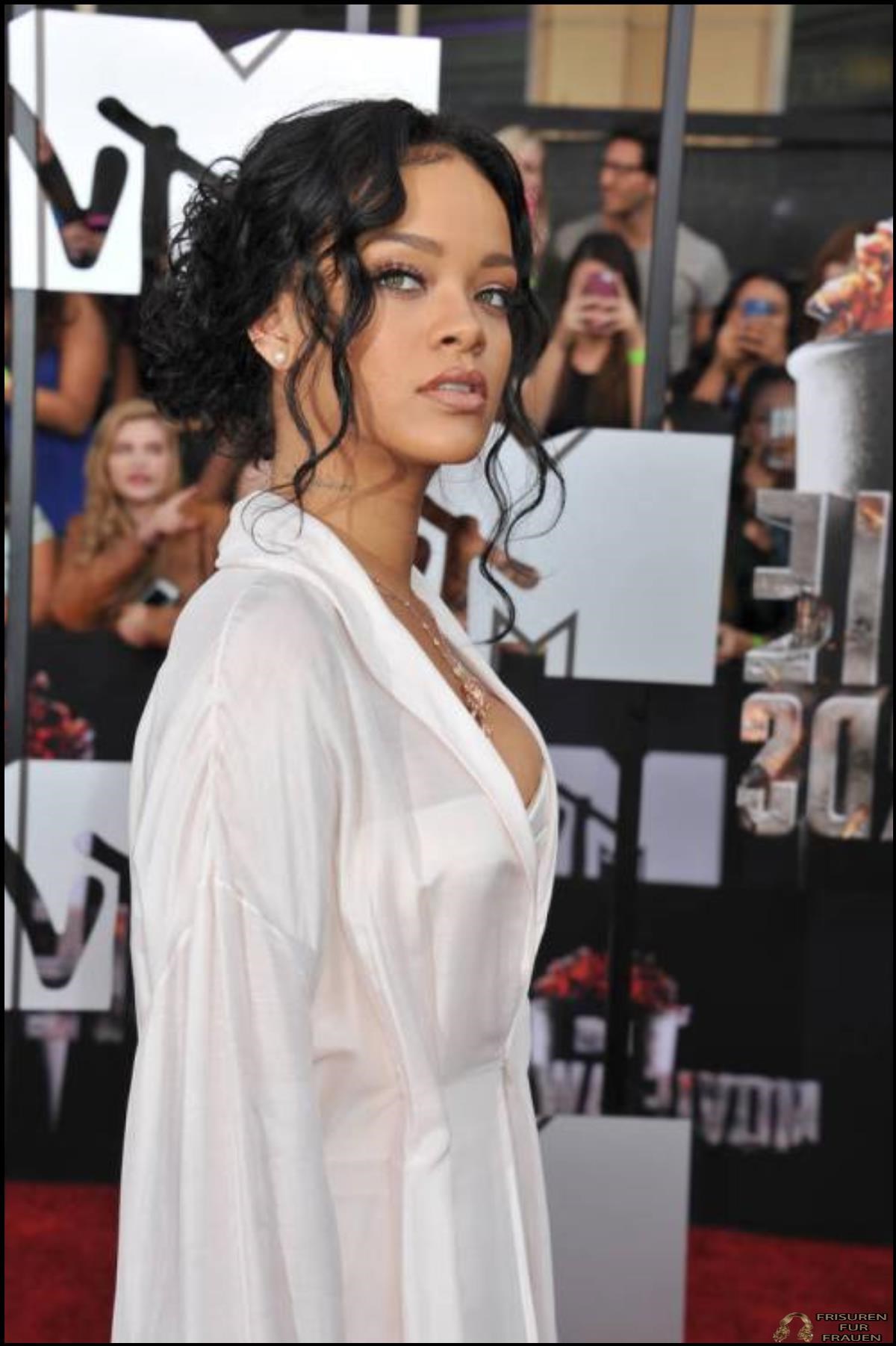 Low Curly Knot von Rihanna