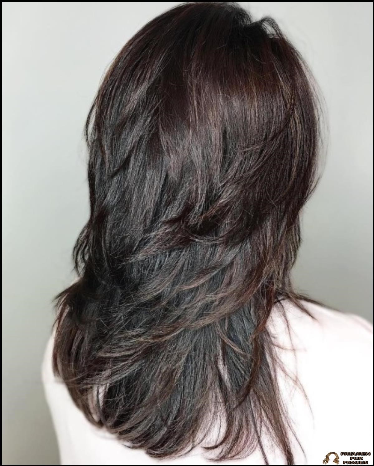 Glänzender schwarzer Haarschnitt mit geflickten Schichten